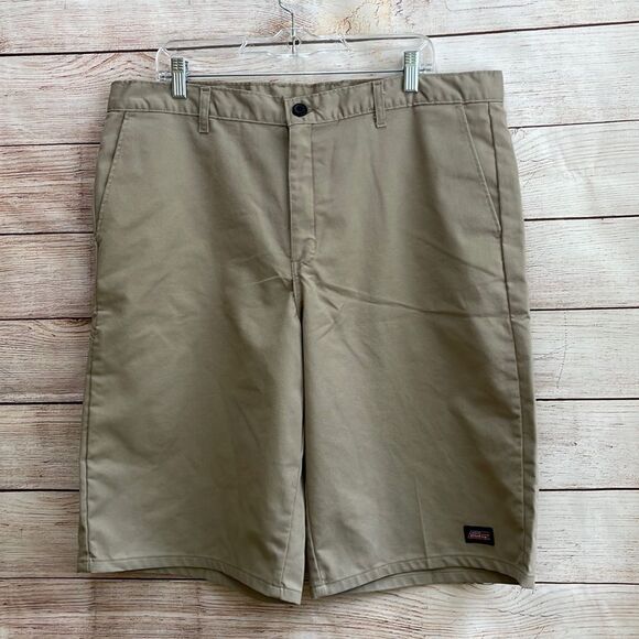 DICKIES SHORTS IN KHAKI - Picture 1 of 4